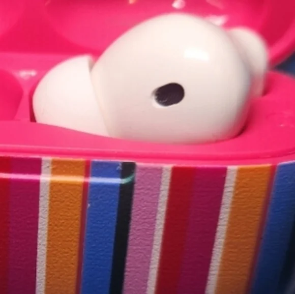 NEW Ear Buds with WIRELESS Charging Case & 3 in 1 Charging Cable. New with tags - Picture 2 of 4